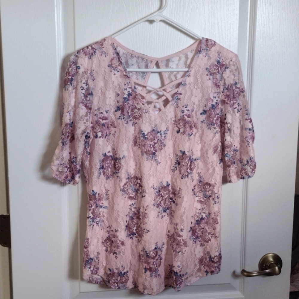 NO boundaries, Beautiful dressy blouse